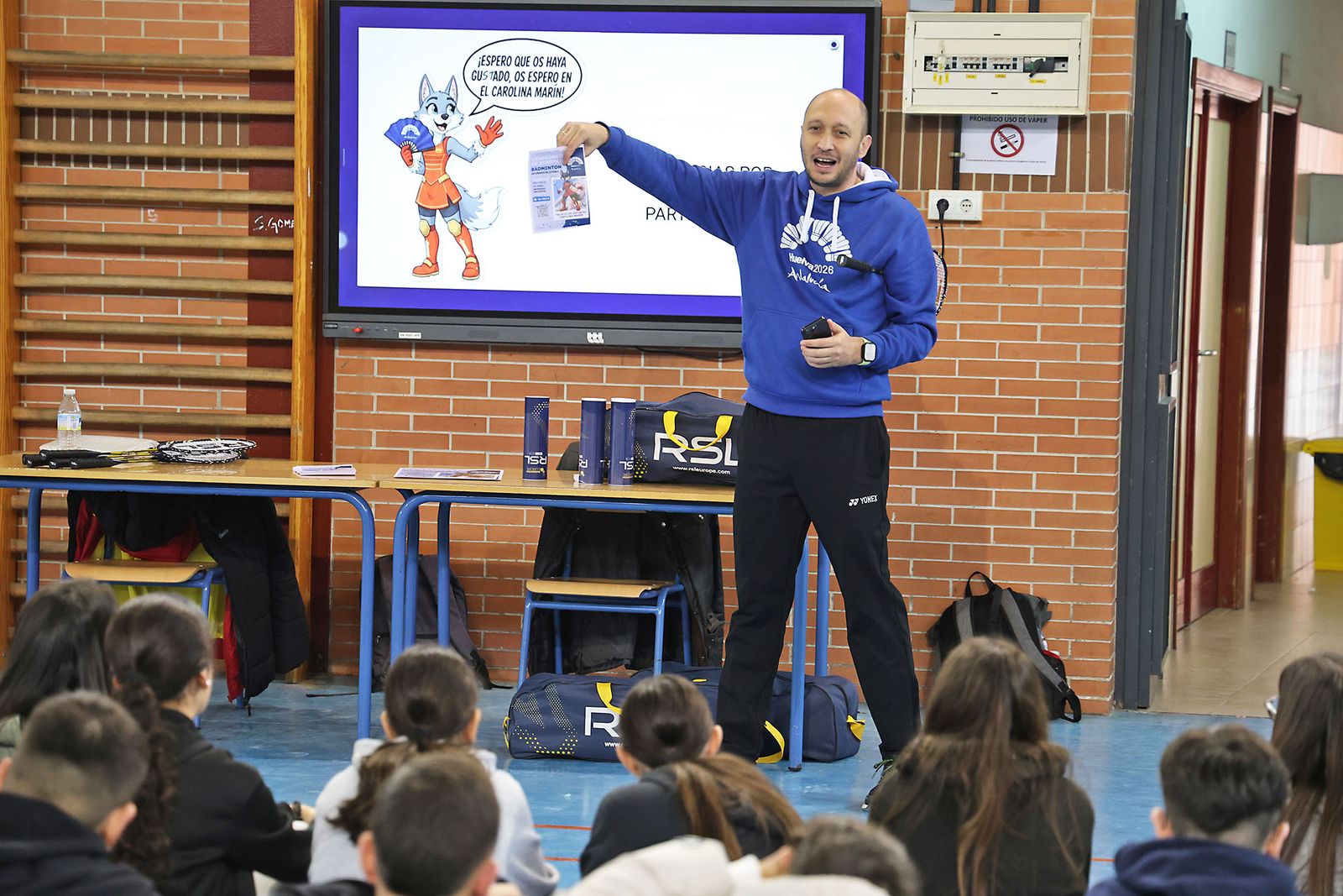 Exhibición práctica con alumnos y alumnas para promocionar el Campeonato de Europa de Bádminton en Huelva