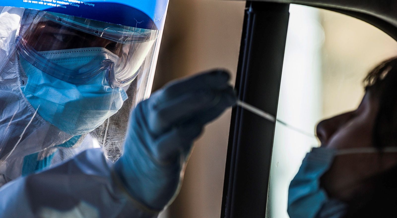 Una enfermera coge una muestra para un test de covid-19.