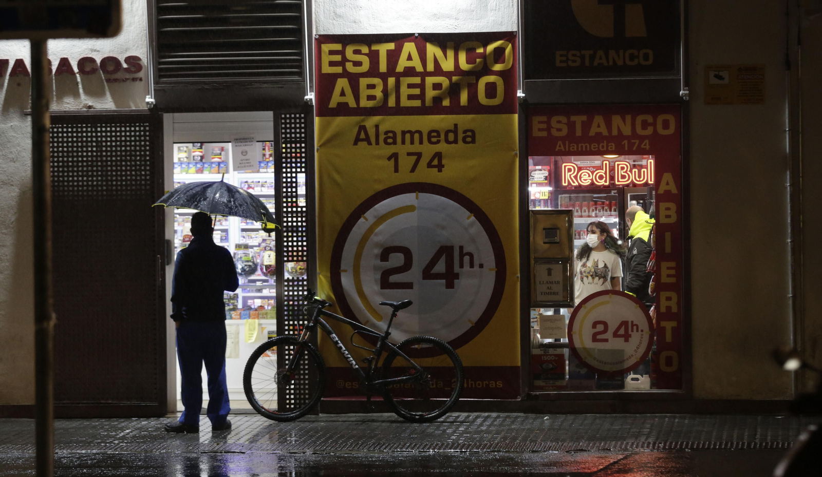 Los sevillanos cumplen el toque de queda