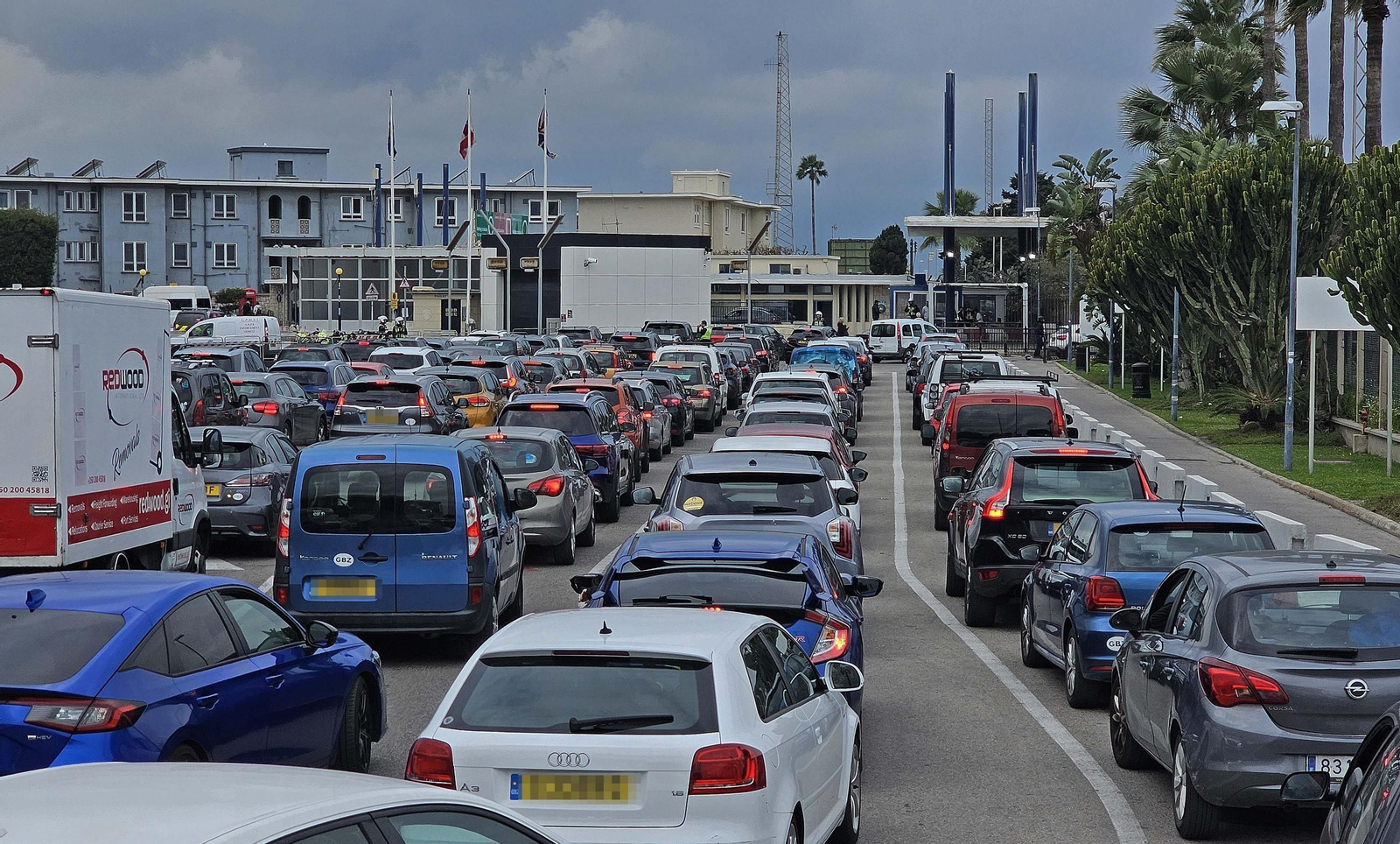Fotos de las colas de vehículos originadas por el control y sellado de pasaportes en la Verja de Gibraltar