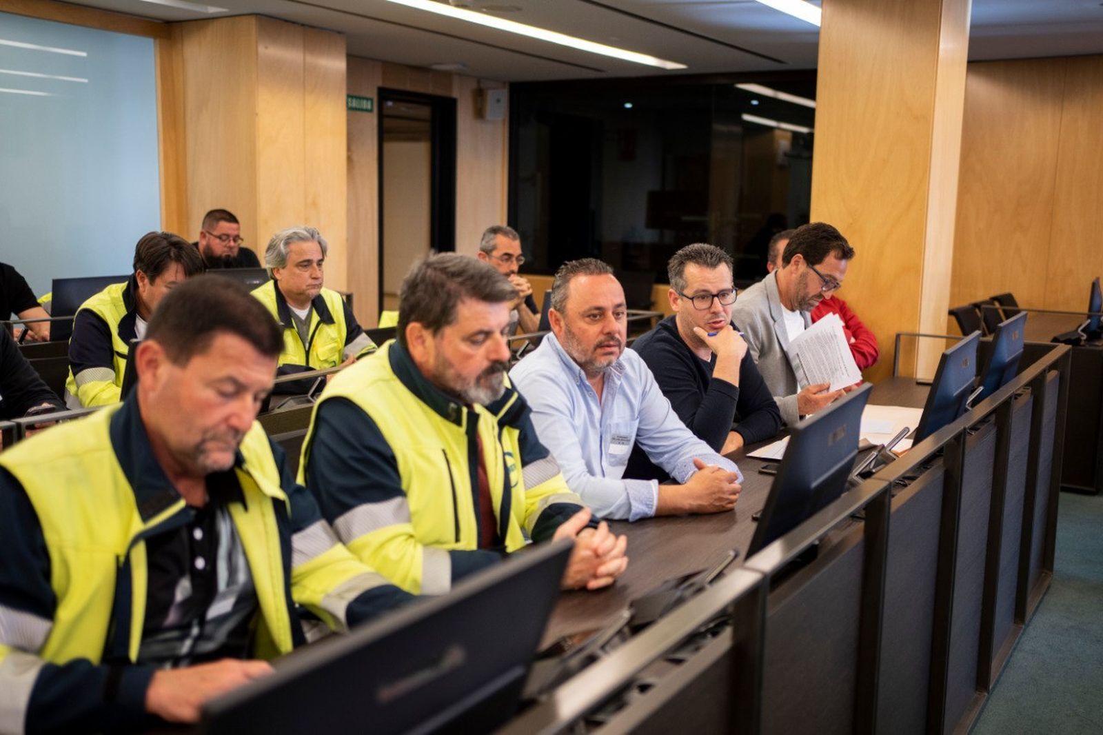 Las fotos de los trabajadores de Acerinox con la ministra de Trabajo, Yolanda Díaz