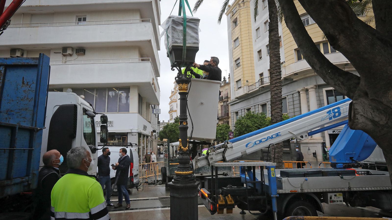 Un momento de la instalación del reloj de Losada en el Arenal tras su restauración