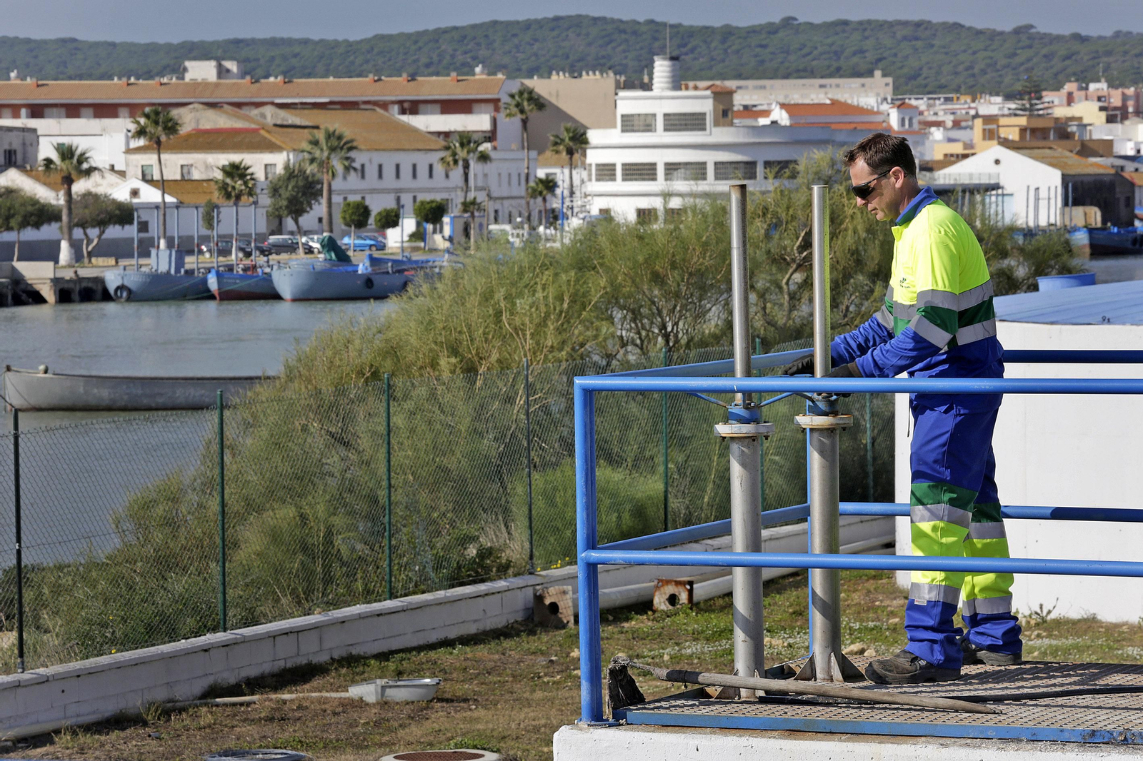 La depuradora de Barbate vierte por el emisario submarino de Zahara de junio a septiembre.