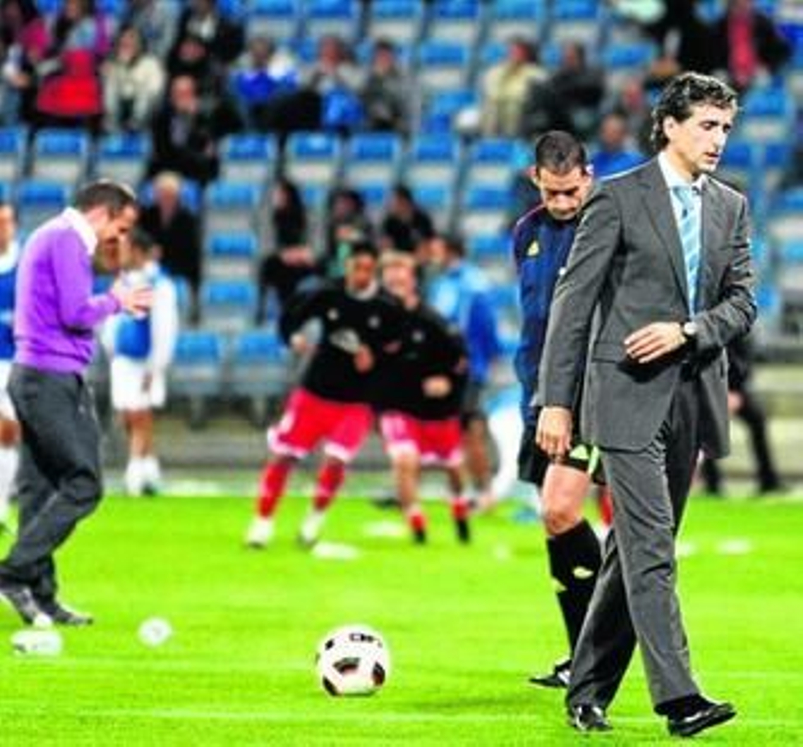 Pablo Alfaro -a la derecha- se lamenta tras encajar el primer gol, mientras Óscar Cano celebra el tanto.