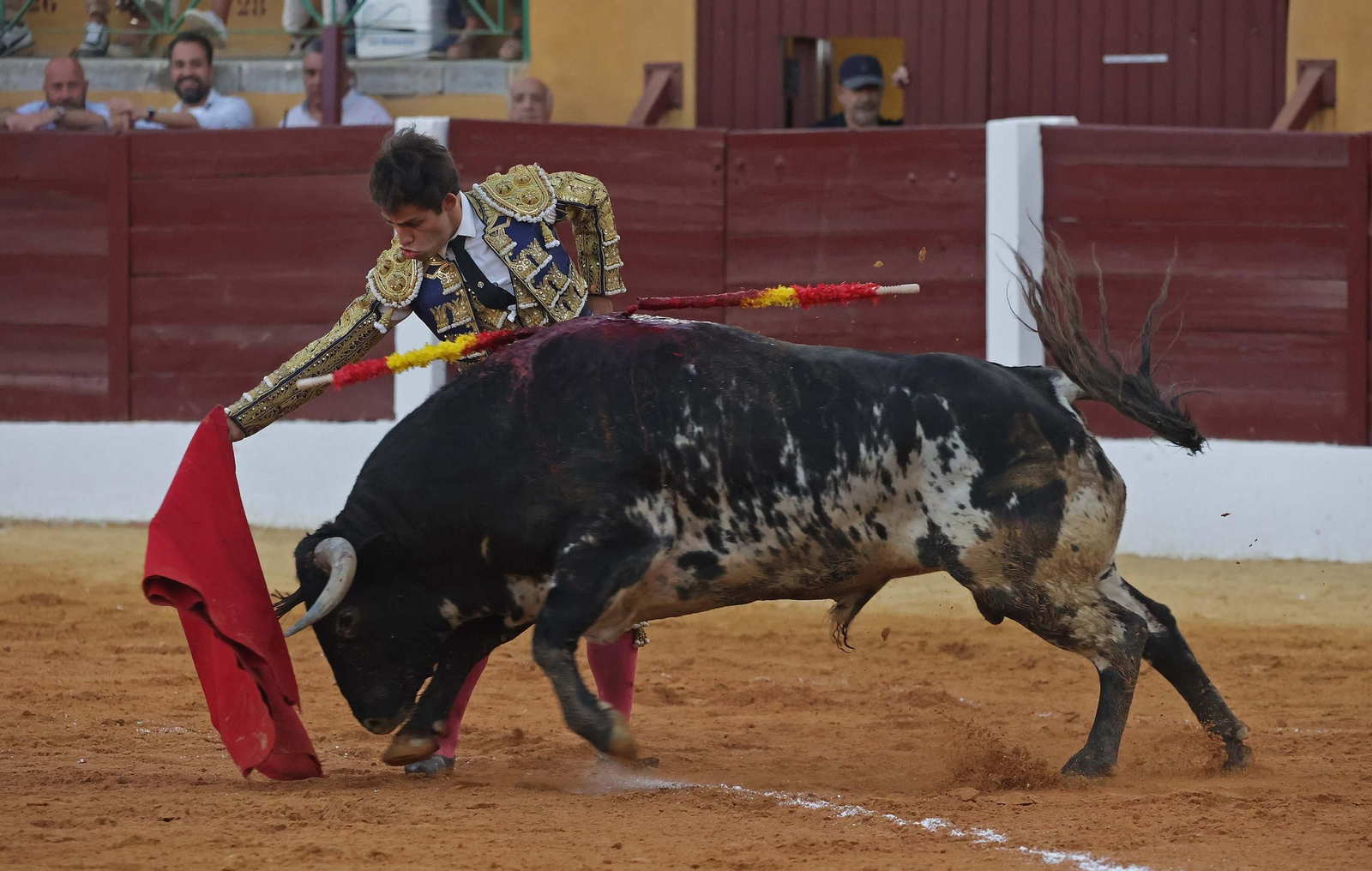 Fotos de la novillada mixta con picadores del sábado de la Feria de La Línea: Ignacio Candelas, Miriam Cabas y Juan Jesús Rodríguez