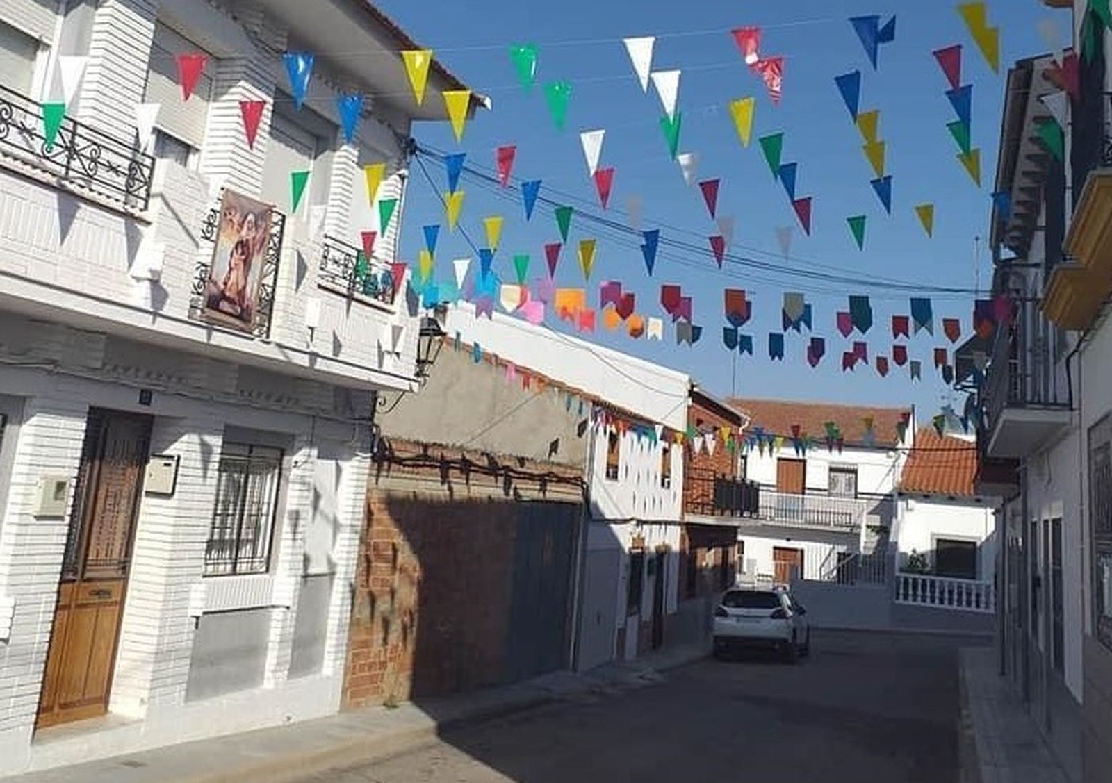 Una de las calles de El Viso engalanadas con motivo de Santa Ana.