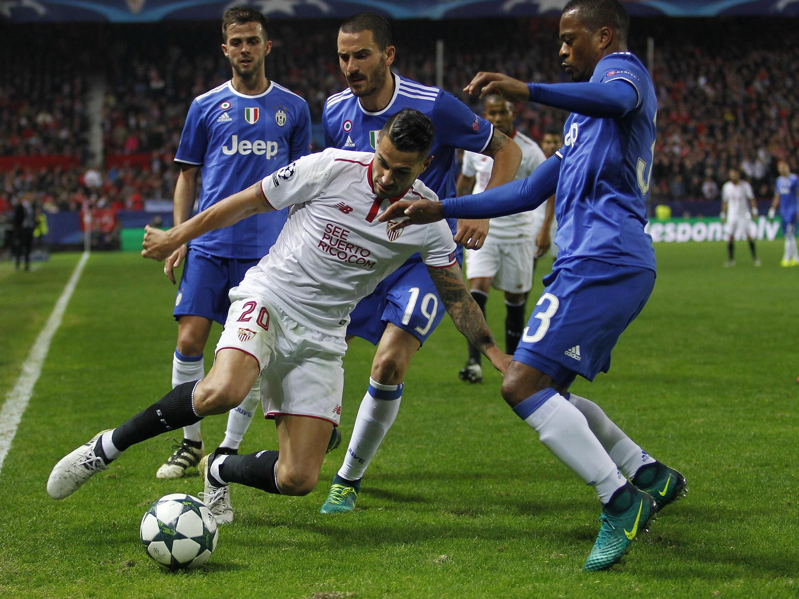 Vitolo trata de irse ante tres defensas juventinos.