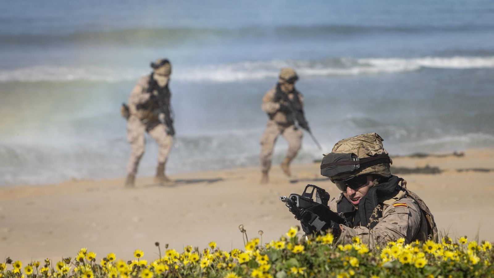 Las imágenes del gran desembarco de la OTAN en Barbate: aviones 'Harrier', helicópteros, lanchas e infantes de Marina asaltan la playa del Retín