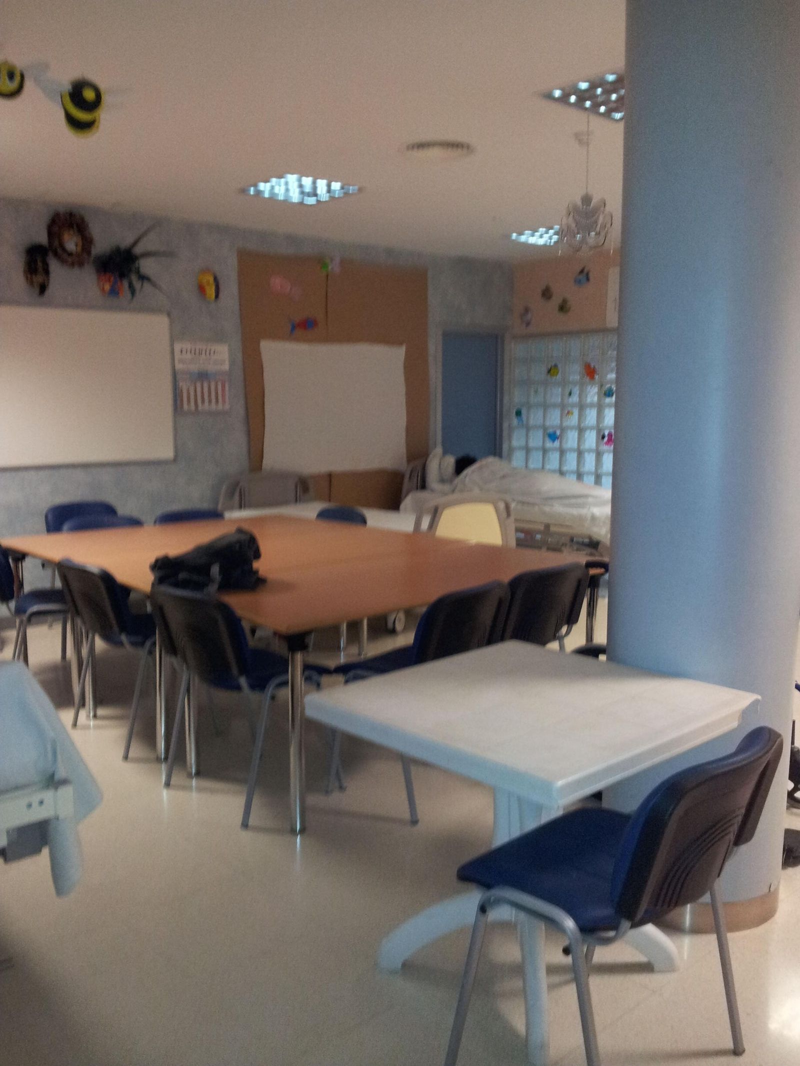 Cama, al fondo, con un paciente en el comedor de la Unidad de Agudos del Clínico en 2012.