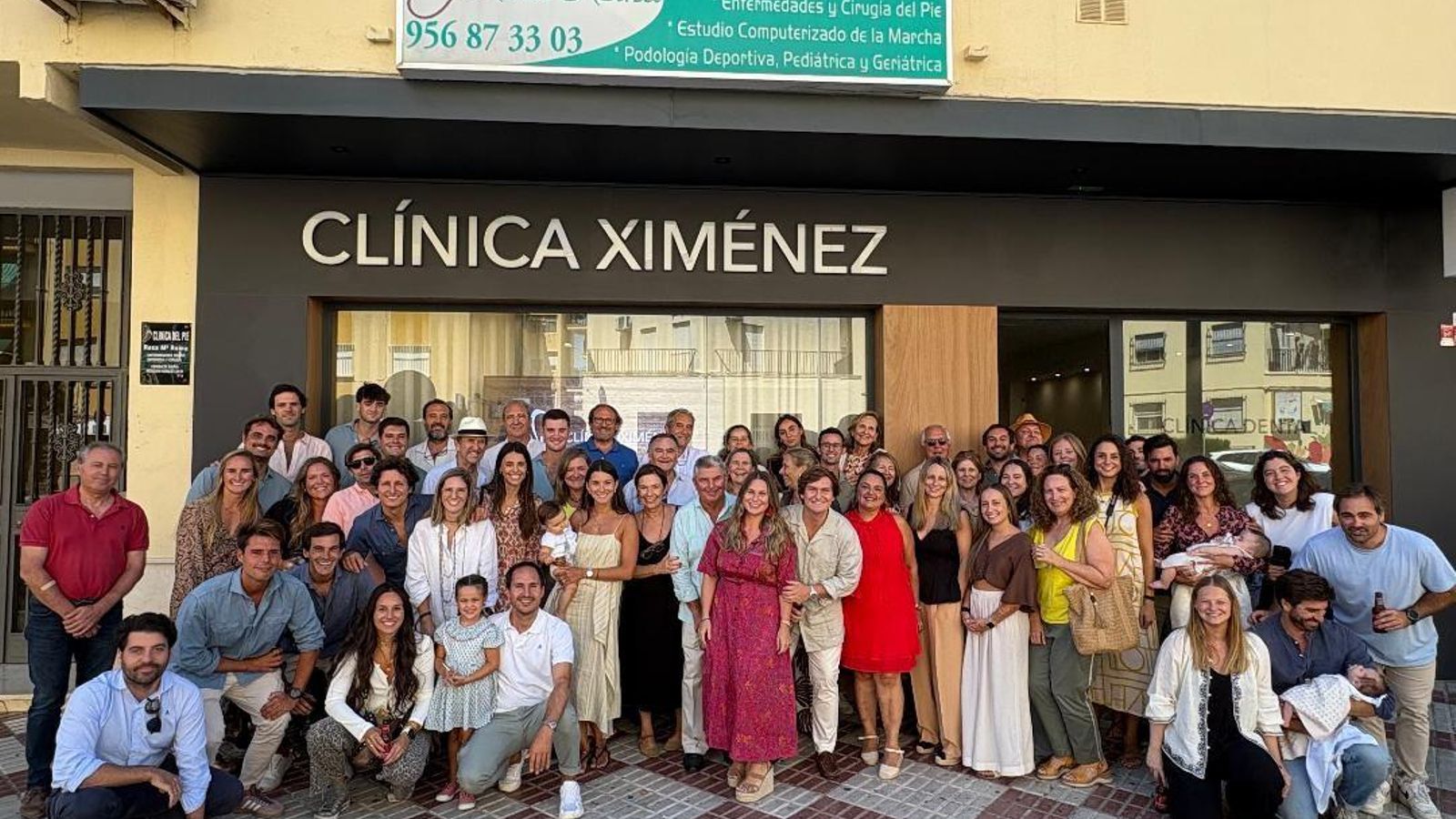 La familia Ximénez Jiménez con un grupo de familiares y amigos durante la inauguración de la nueva clínica.