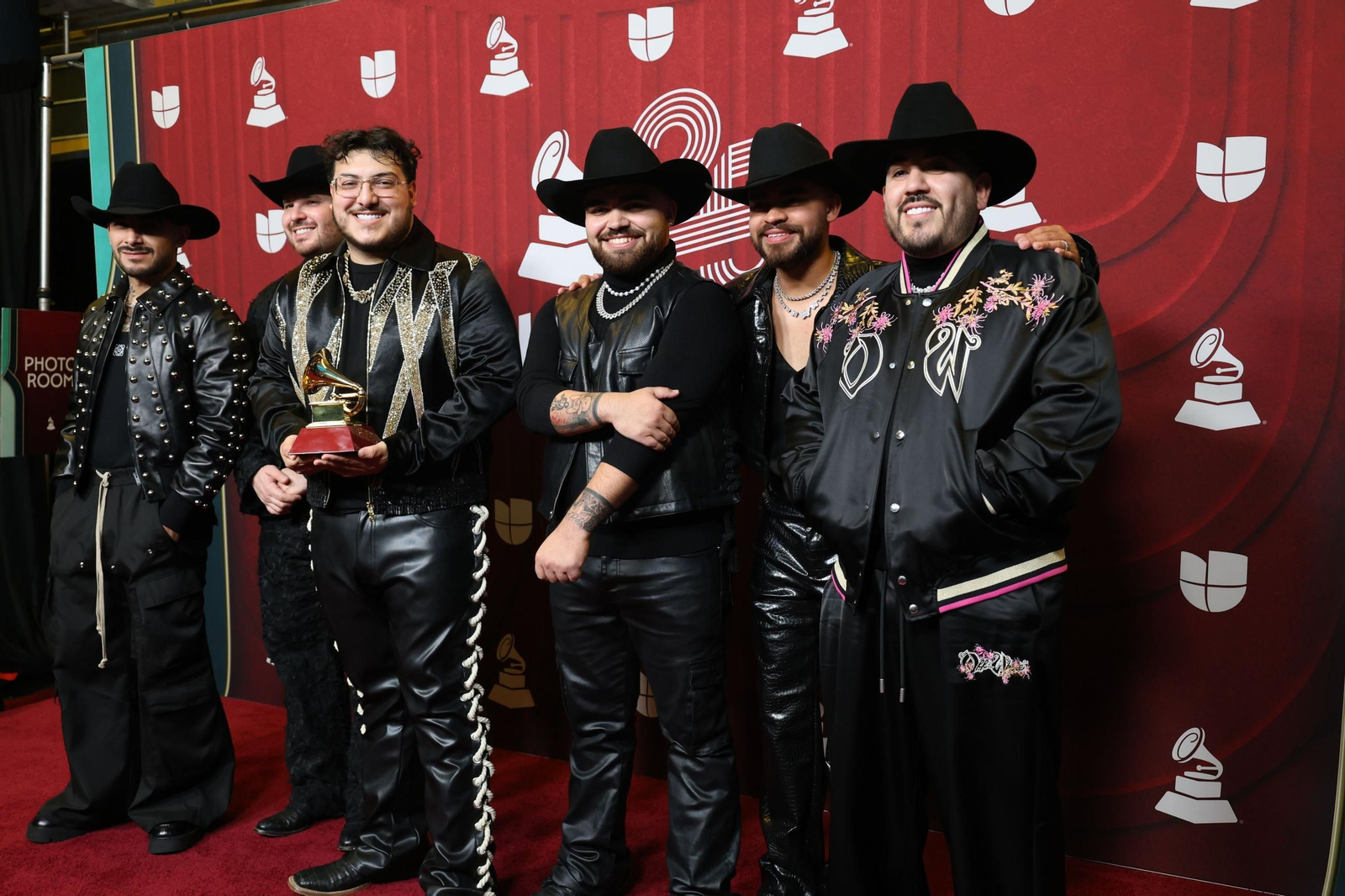 Todos los famosos, tendencias y curiosidades en la alfombra roja de la 25 edición de los Grammy Latinos