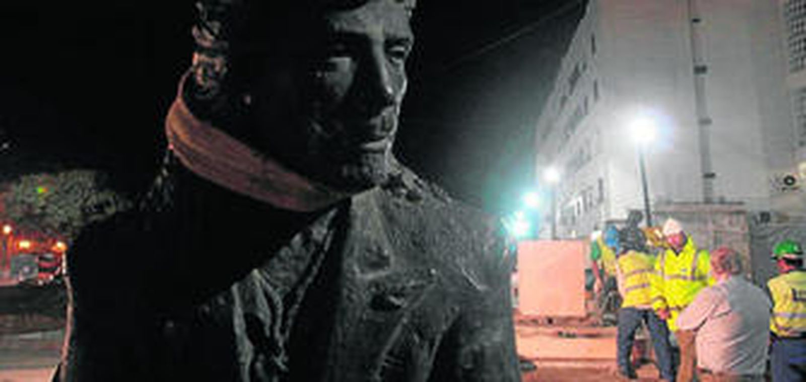 La efigie de Camarón, en primer plano, a la espera de ser colocada en el pedestal en el que al fondo instalan la otra pieza del conjunto escultórico.