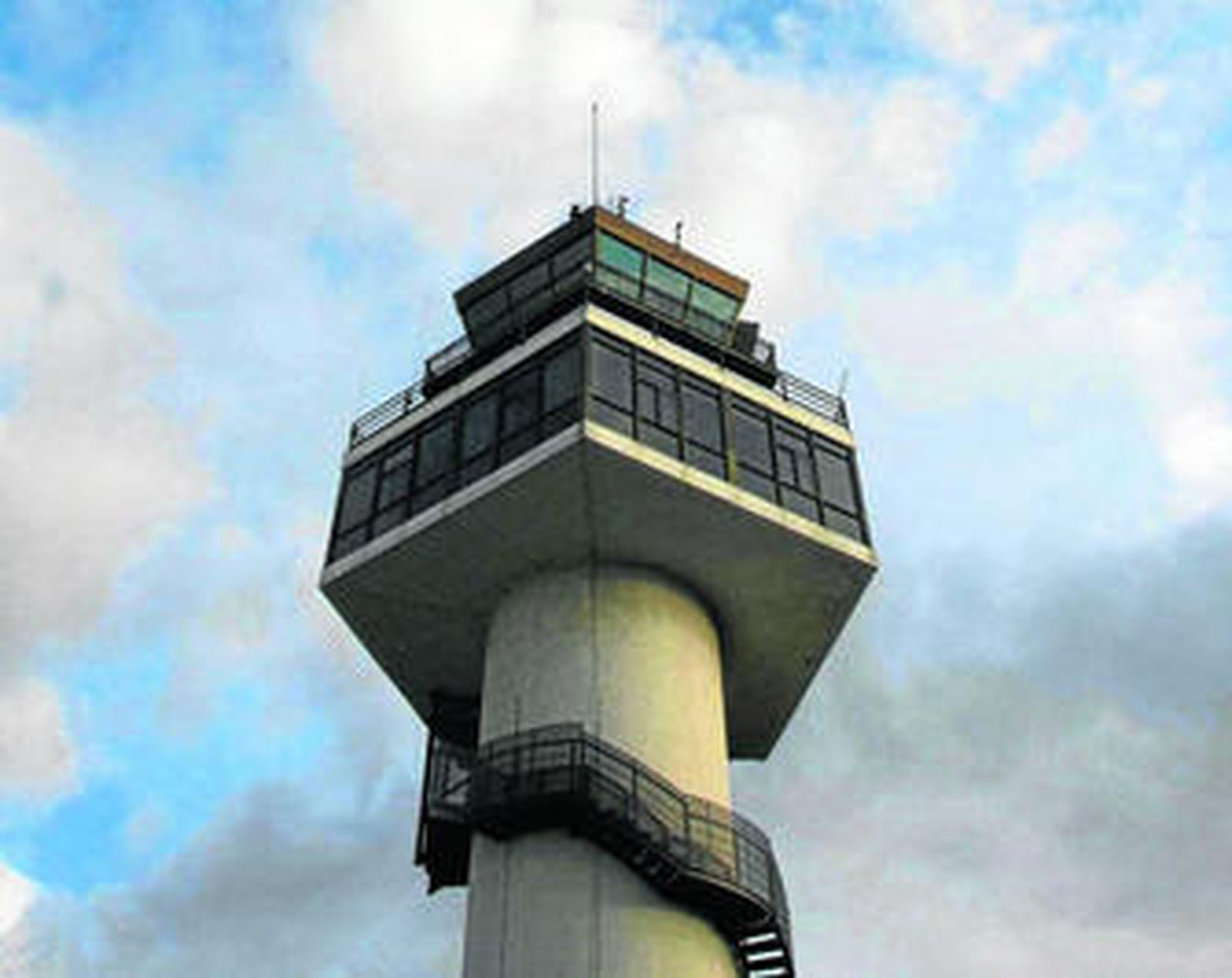 Vista en contrapicado de una torre de control de vuelo del aeropuerto de Granada.
