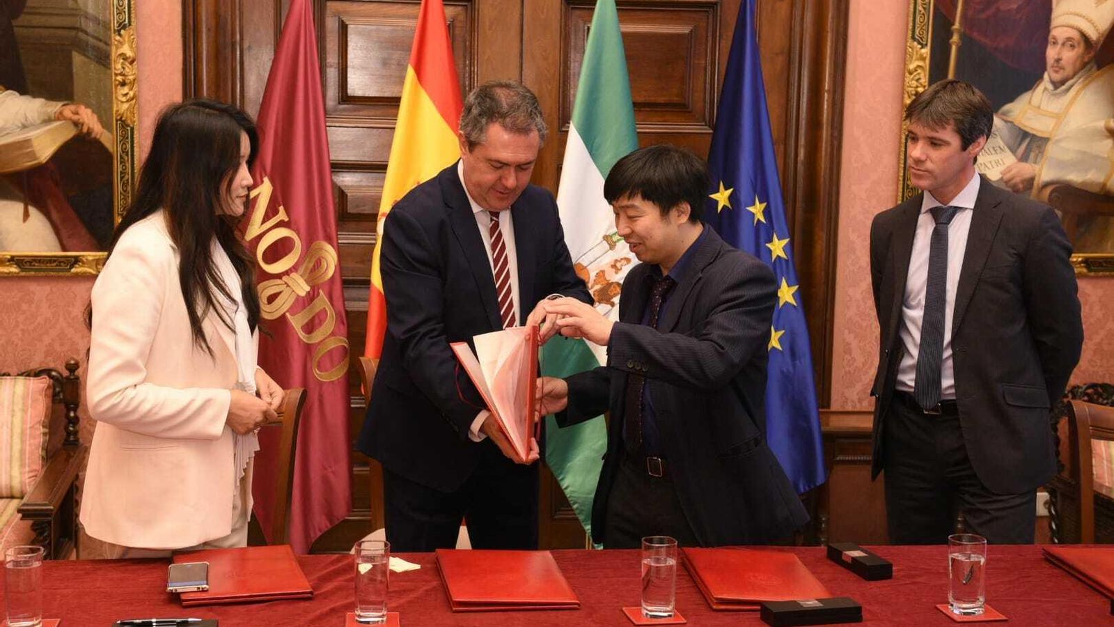 El alcalde de Sevilla, Juan Espadas, sella el acuerdo con la empresa EHang Tecnology en el Ayuntamiento de Sevilla.