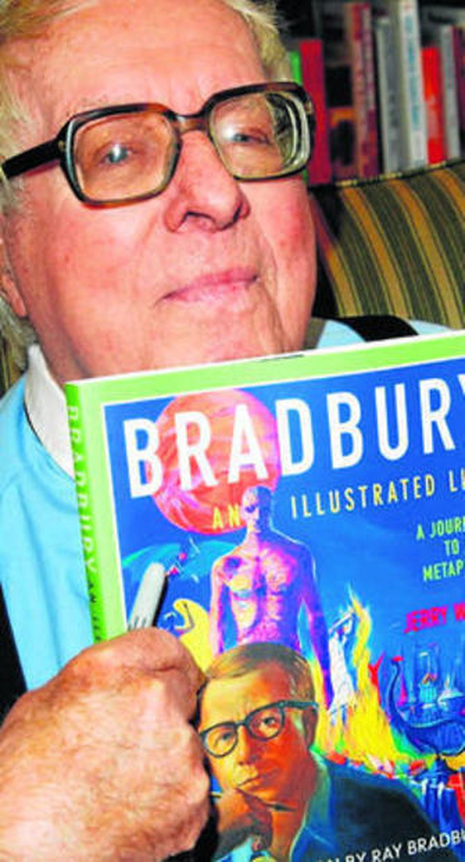 Ray  Bradbury  (1920-2012), con un ejemplar de un libro sobre su vida.
