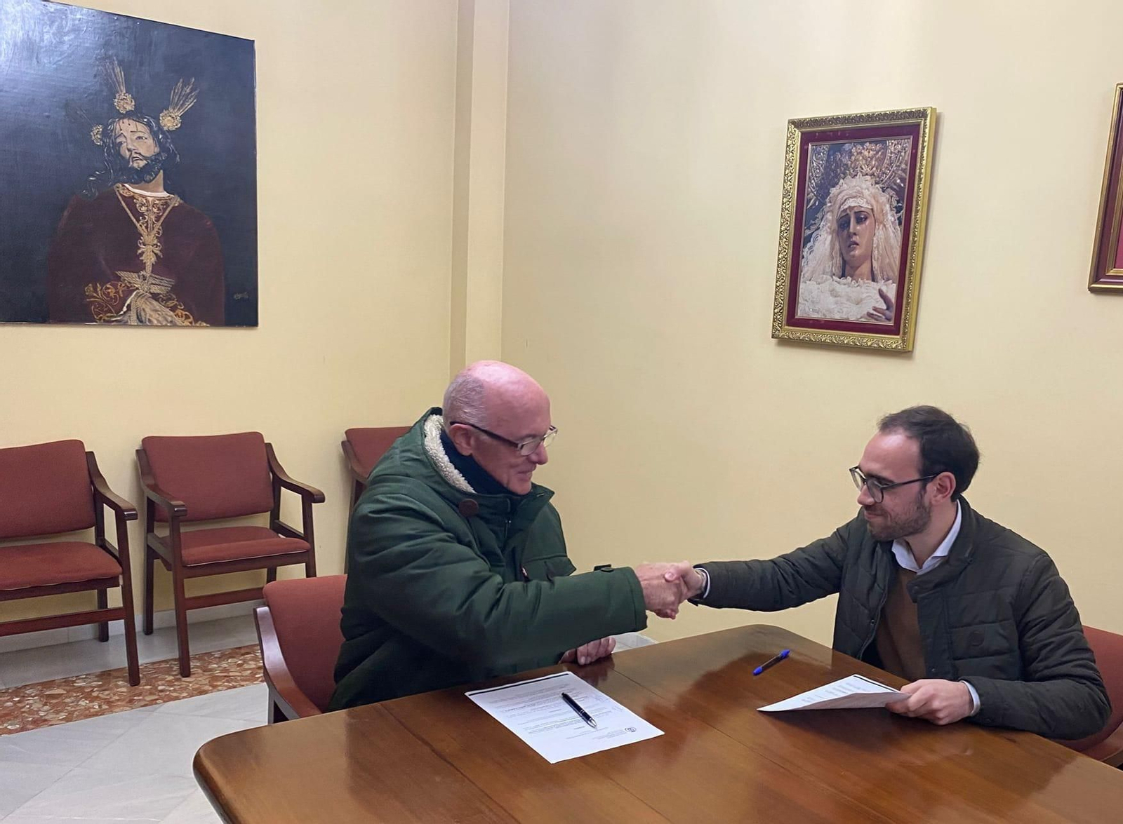 Un instante de la firma entre la Hermandad del Prendimiento y la Banda Enrique Galán. Un instante de la firma entre la Hermandad del Prendimiento y la Banda Enrique Galán.
