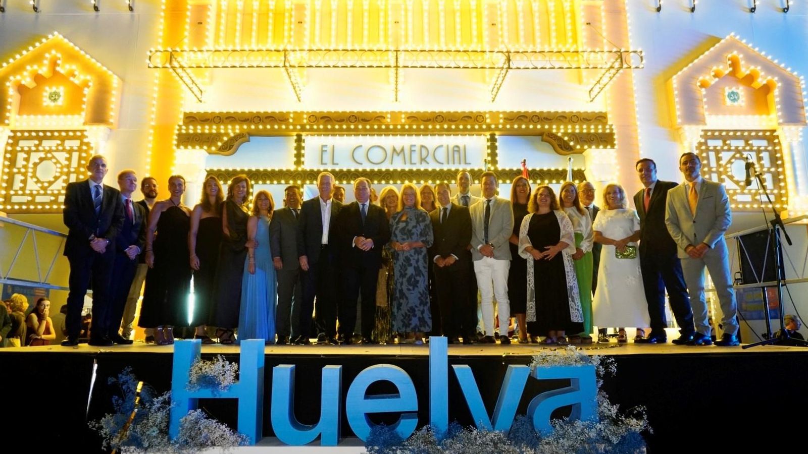 Representantes institucionales frente a la portada iluminada de Las Colombinas.
