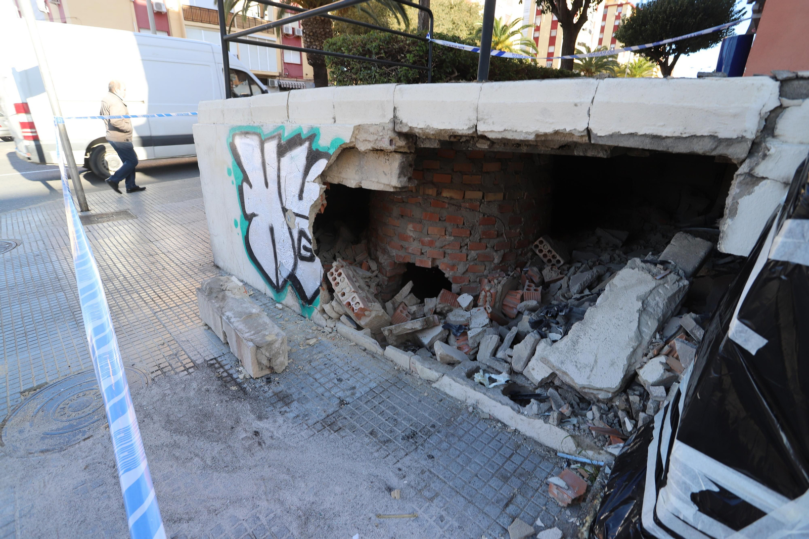 Imágenes del lugar del accidente que le costó la vida a una joven de 22 años en Fuerzas Armadas, Huelva