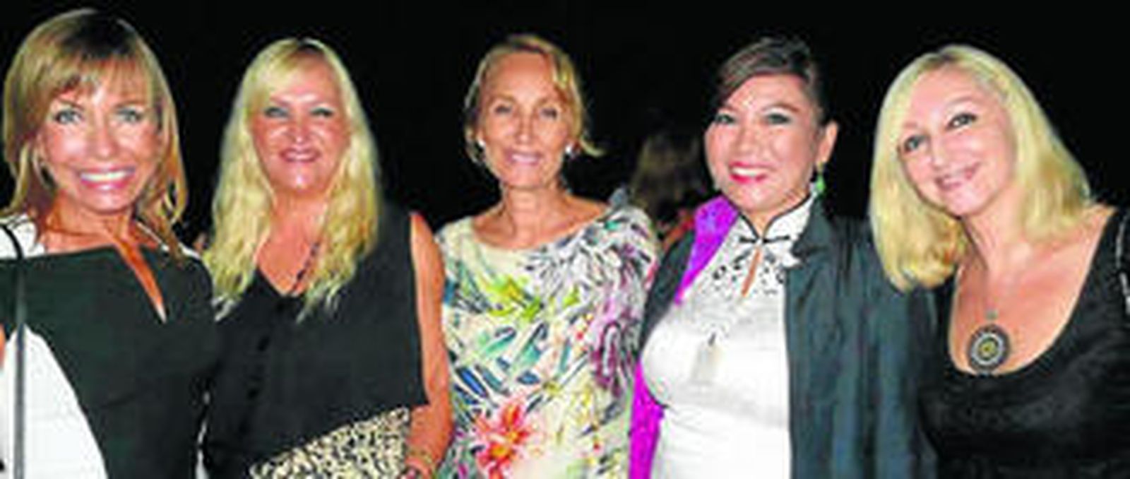 Mercedes Mengíbar y Marita Ekman, entre los asistentes al desfile.