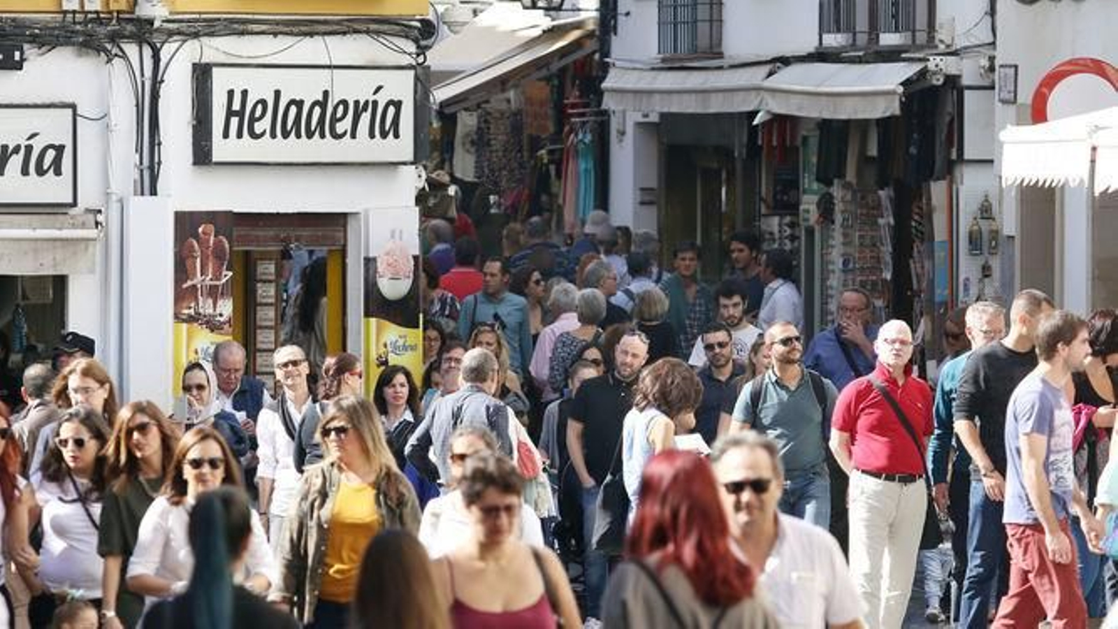 Ajetreo turístico en la Judería.