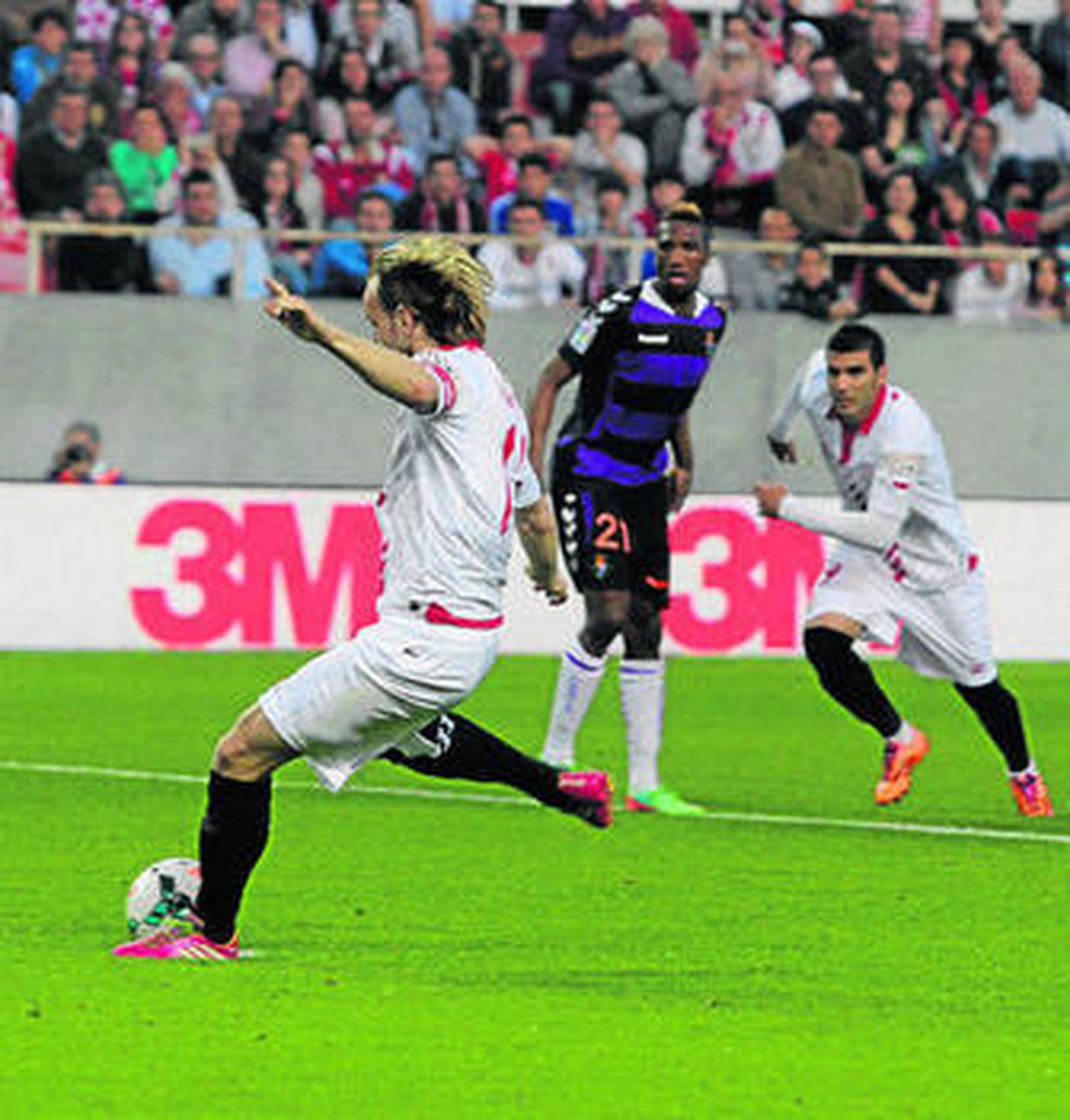 Marko Marin entra en el área del Valladolid con la pelota pegada al pie y es derribado por Sastre con claridad en el primer penalti.