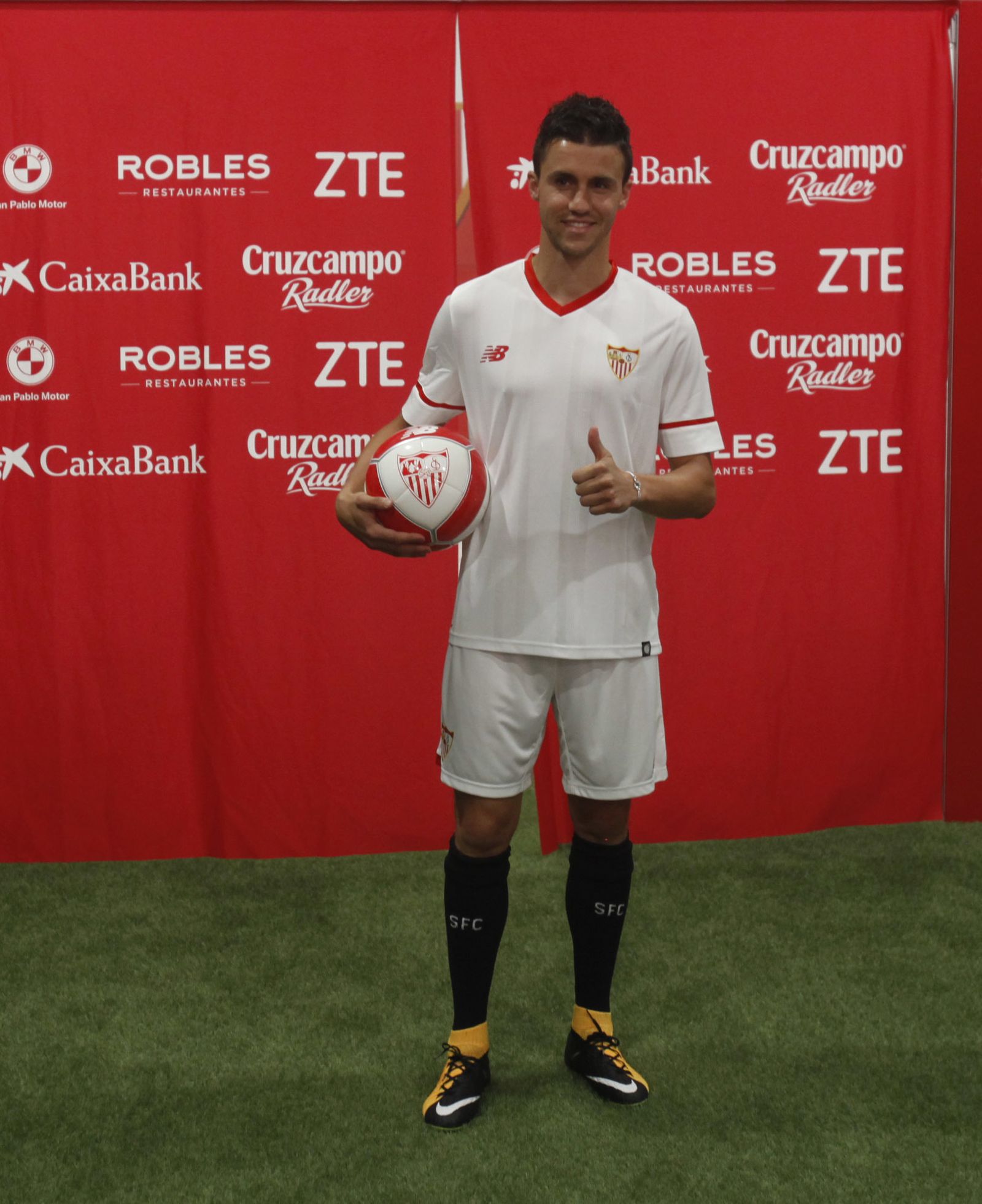 Corchia posa con la equipación del Sevilla durante su presentación