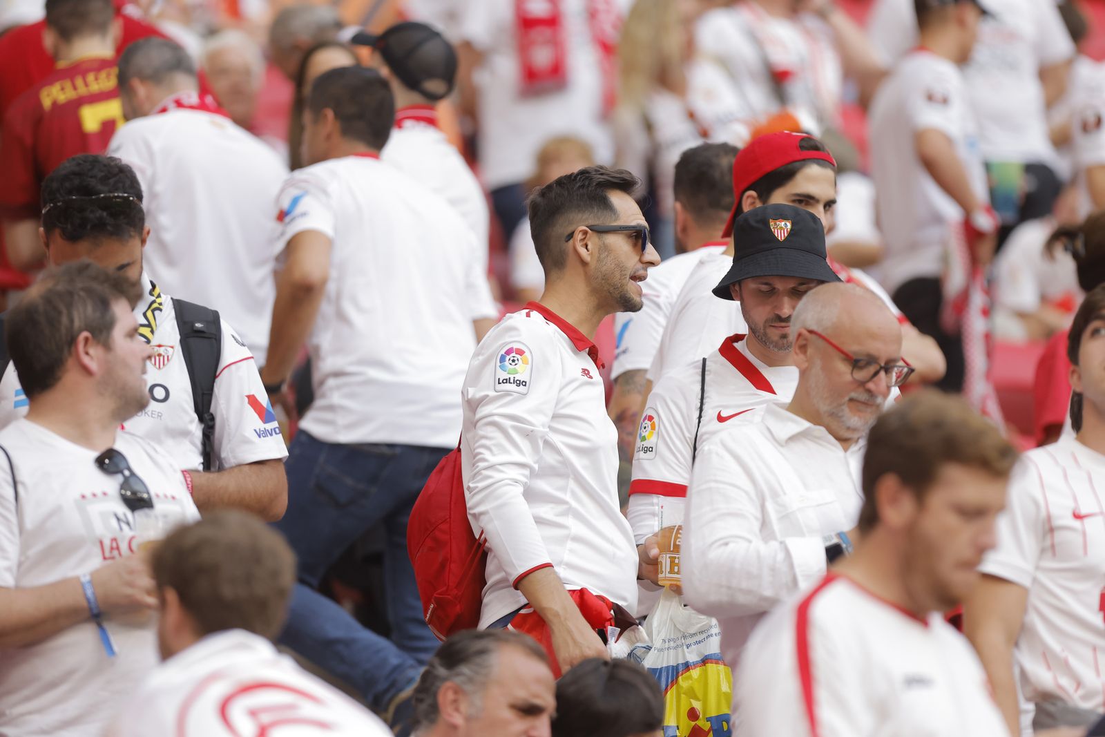 Búscate en las fotos del Sevilla-Roma