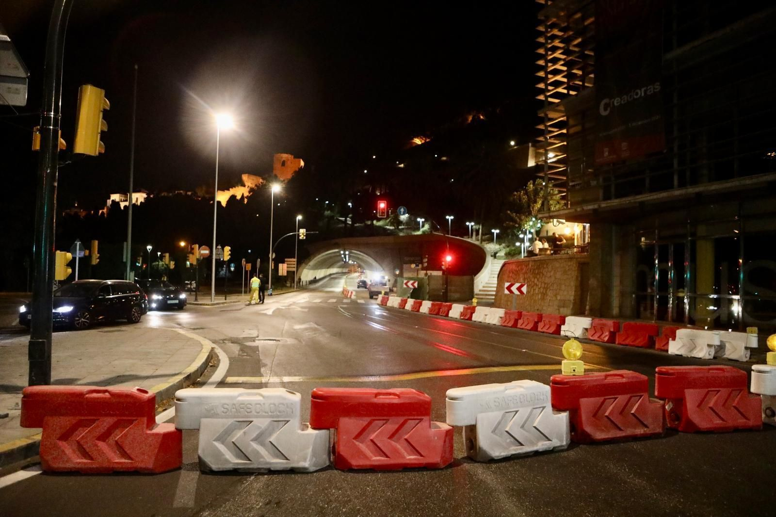 El túnel de La Alcazaba, en la noche de este domingo, ya cerrado por las obras.