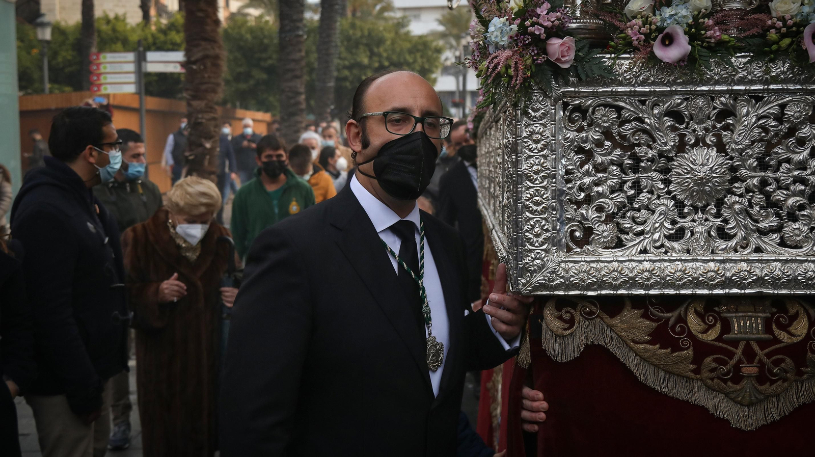 Gran ambiente cofrade en el traslado de la Virgen de la Esperanza a la Catedral