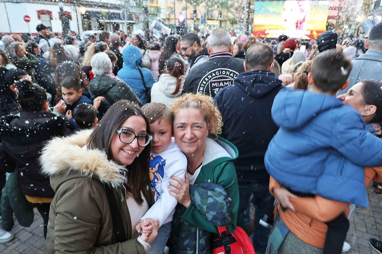 Una sorprendente nevada llena de alegría el barrio de Las Colonias