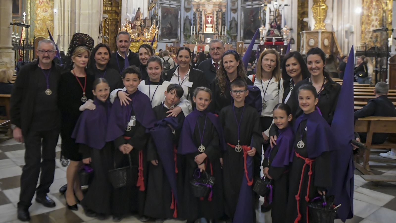 La familia León aguardando, unida, una nueva estación de penitencia