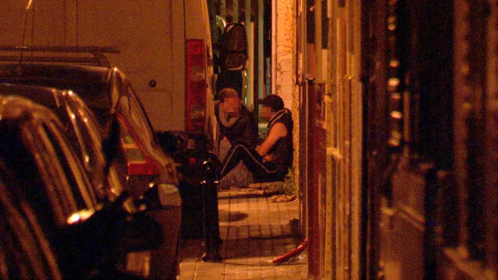 Dos personas en el escenario del tiroteo de Palmete