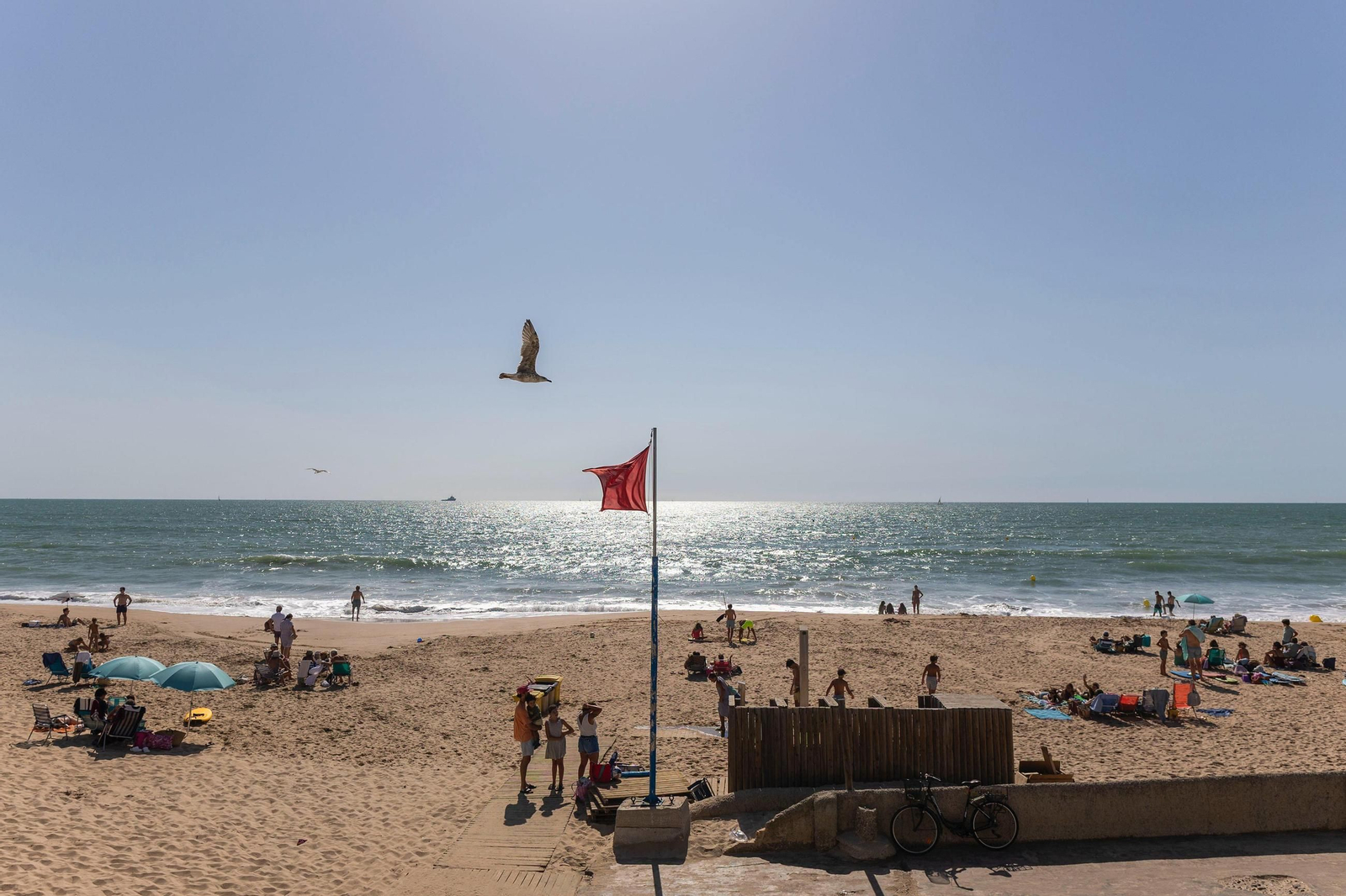 Bandera roja en la playa de El Buzo, en El Puerto, este miércoles