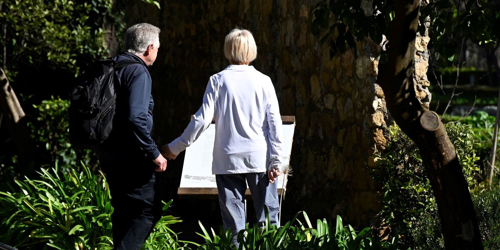 Una pareja pasea por el Jardín Botánico de Córdoba.