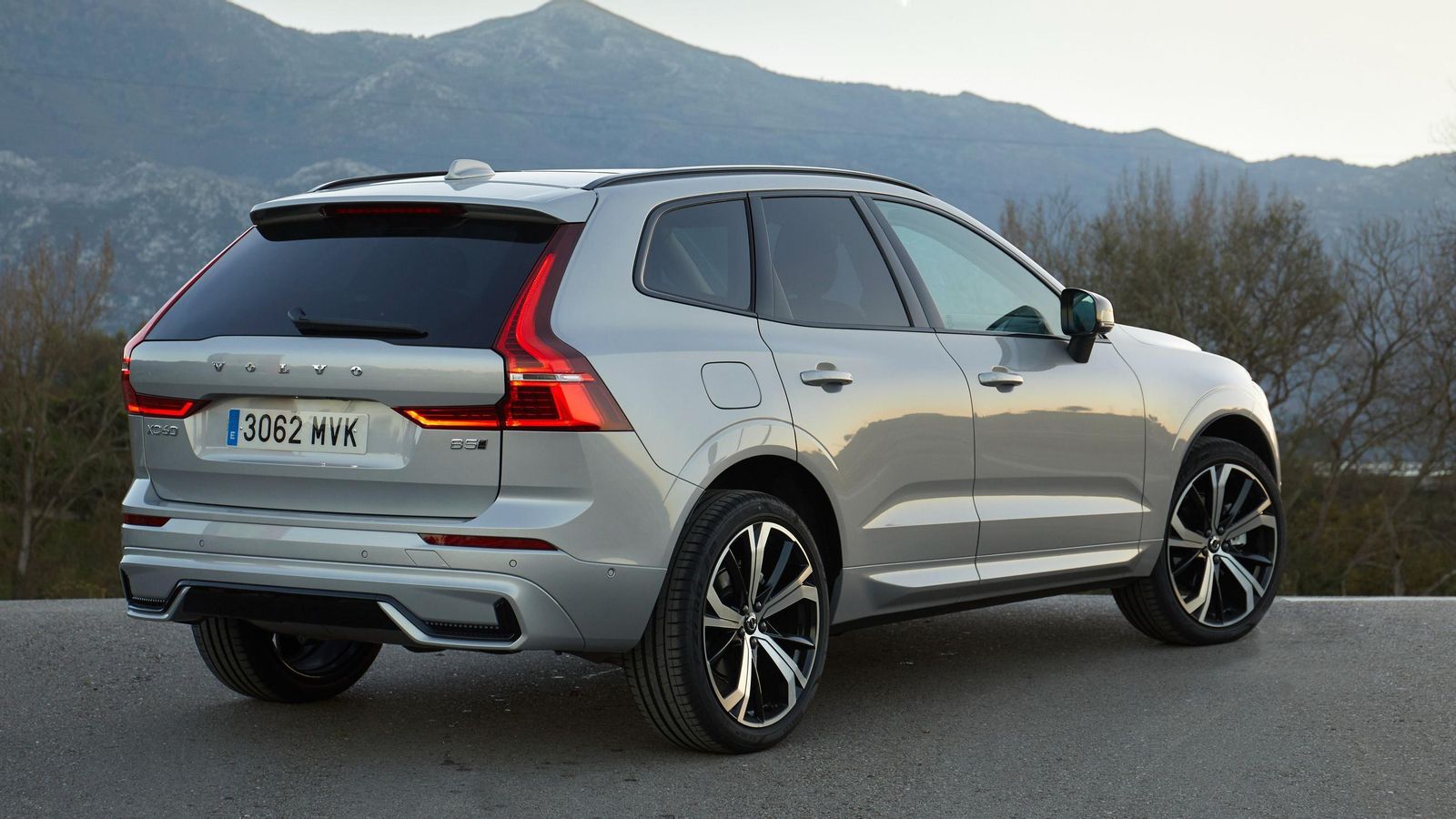 El B5 representa la opción mecánica básica en el XC60 y, como el resto, cuenta con tracción total. Como en los Recharge T6 y T8, ésta emplea un diferencial central. El B5 representa la opción mecánica básica en el XC60 y, como el resto, cuenta con tracción total. Como en los Recharge T6 y T8, ésta emplea un diferencial central.