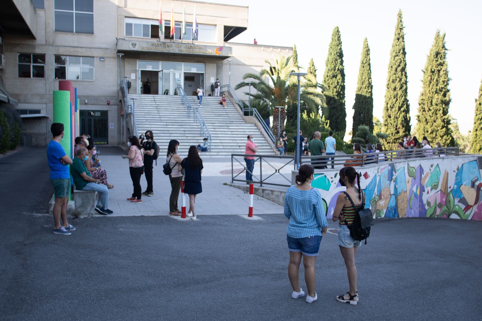 Aspirante a las plazas de auxiliar administrativo de la UGR en los accesos a la Facultad de Económicas y Empresariales