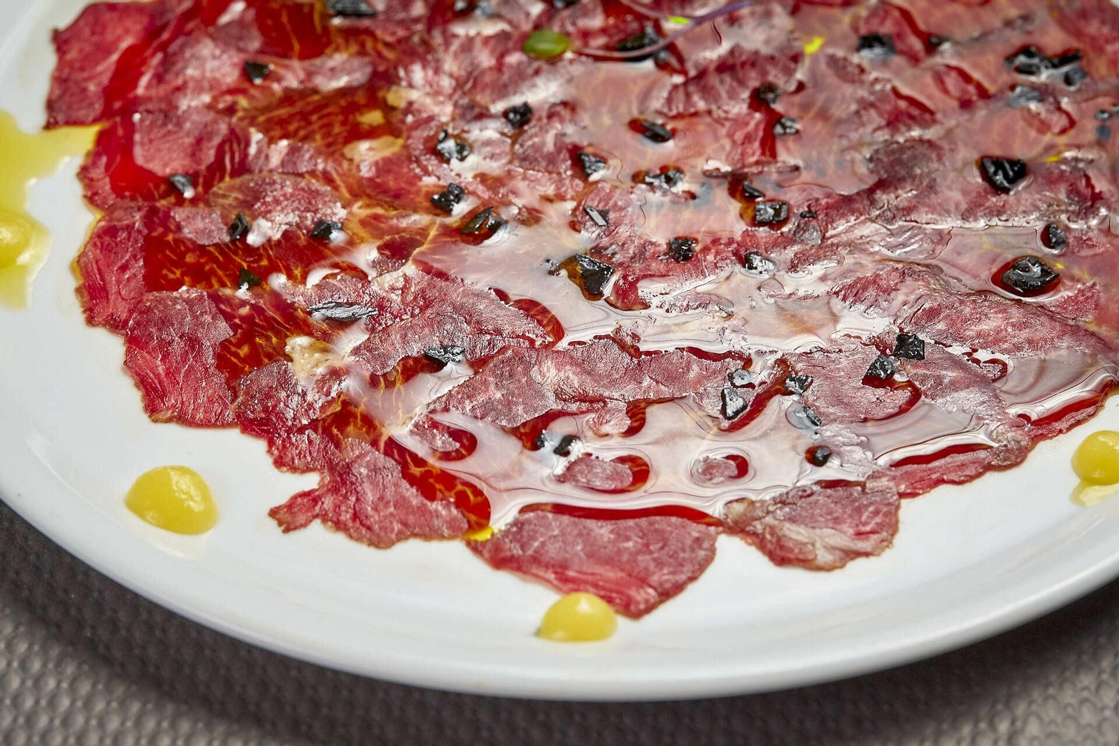 Carpaccio de Atún con AOVE y sal de escama negra de Casa reyes en El Palmar.