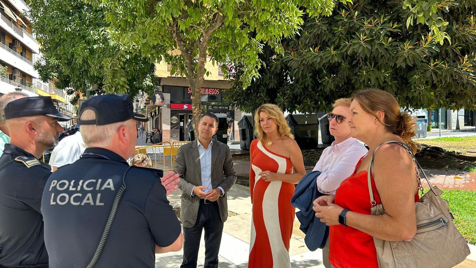 La alcaldesa de Huelva junto a la Policía Local.