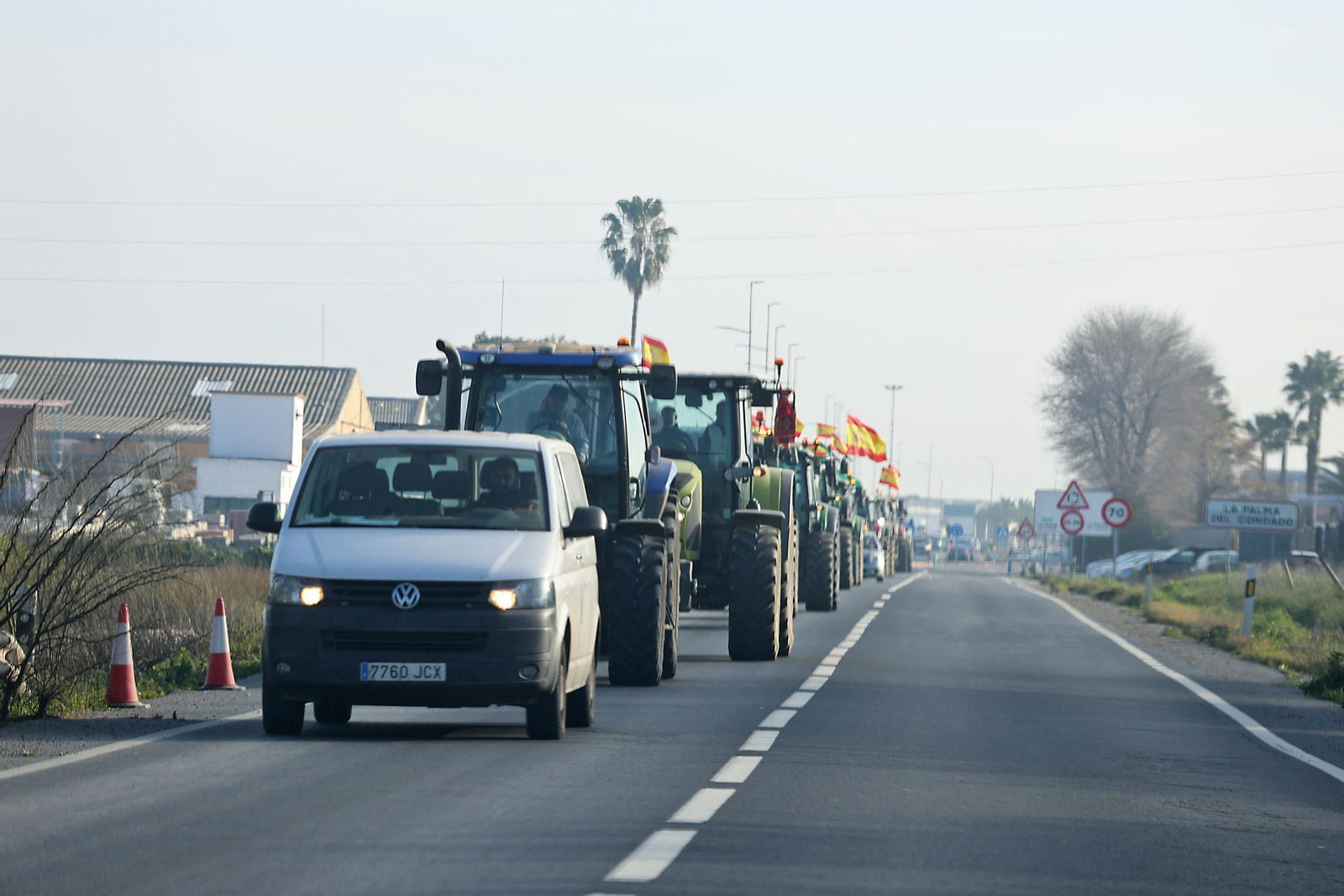 Las imágenes de la tractorada de los agricultores de Huelva este martes