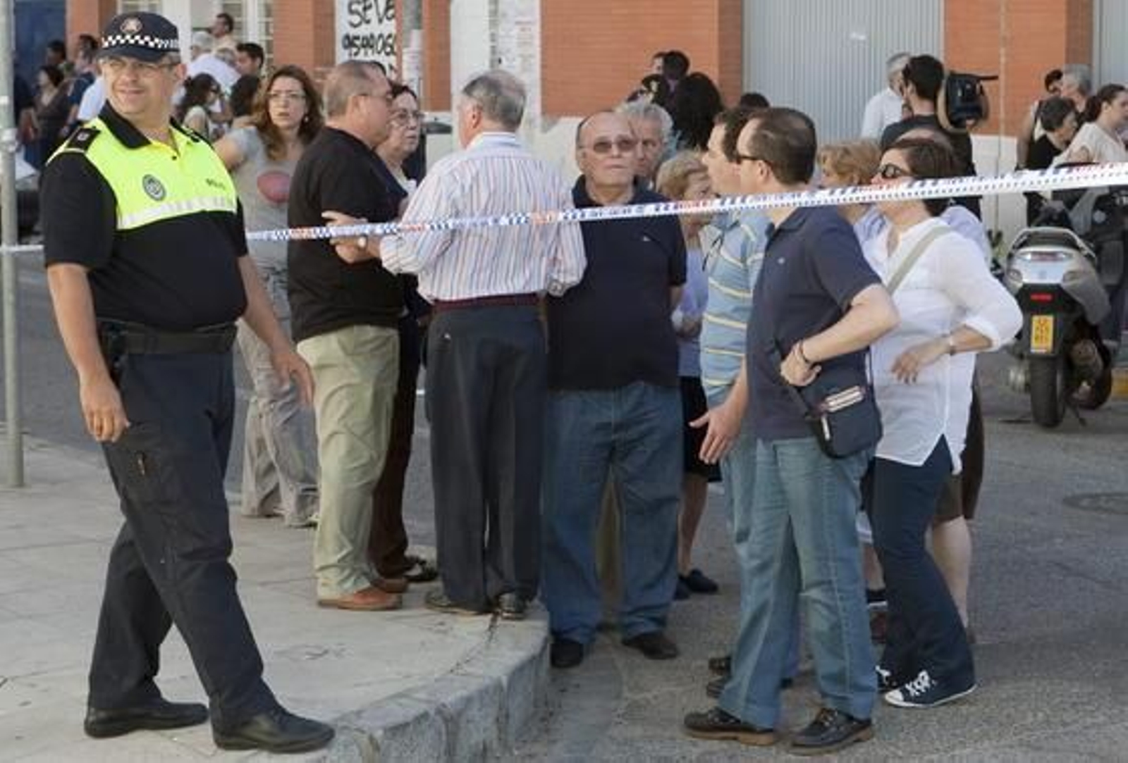Vecinos desalojados esperan una solución en la calle.

Foto: EFE