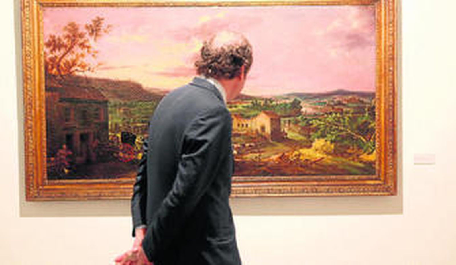 Un hombre contempla uno de los cuadros que integran la exposición de fondos de la Fundación Cajasol.