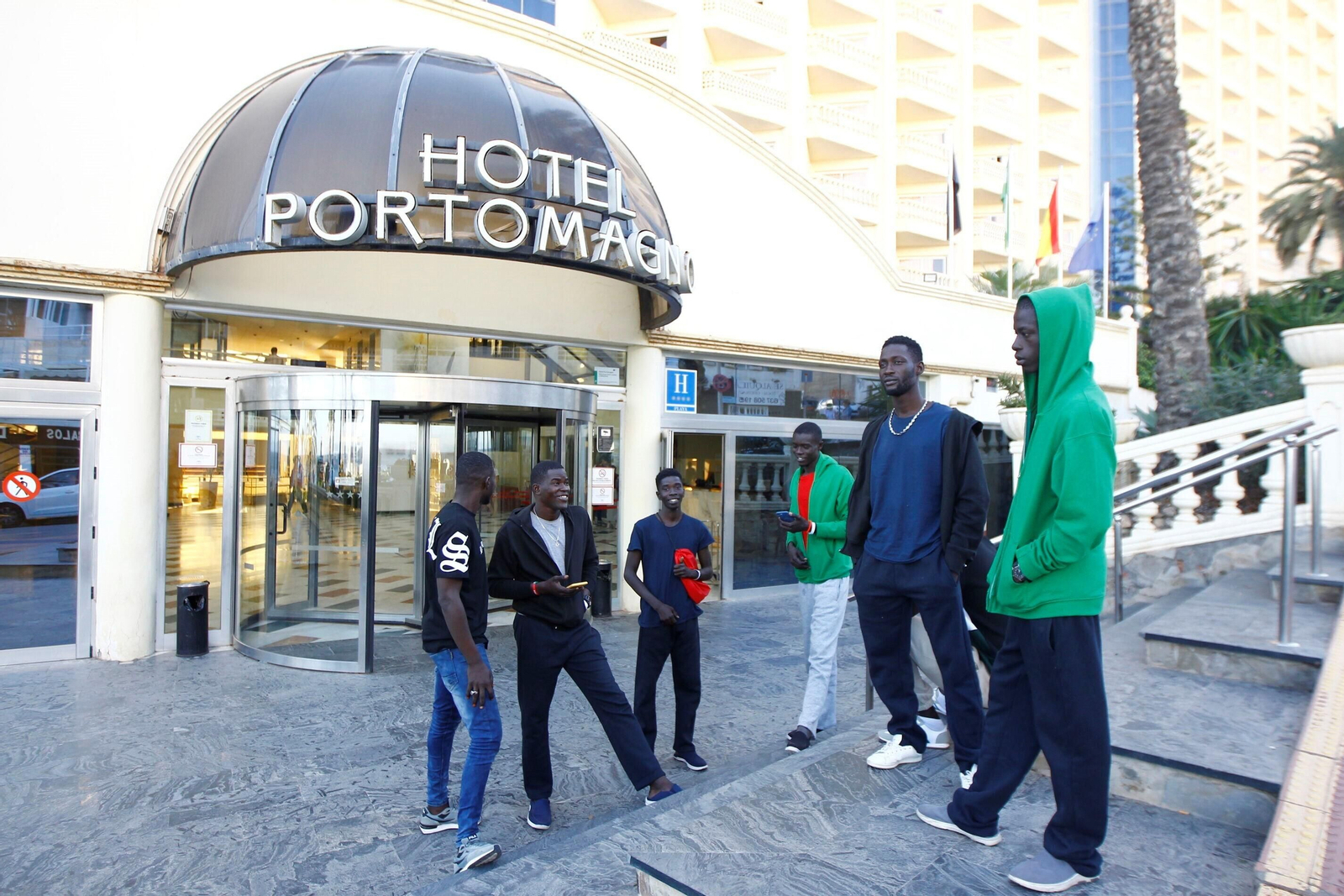 Inmigrantes a las puertas del hotel de Aguadulce en el que han sido realojados.