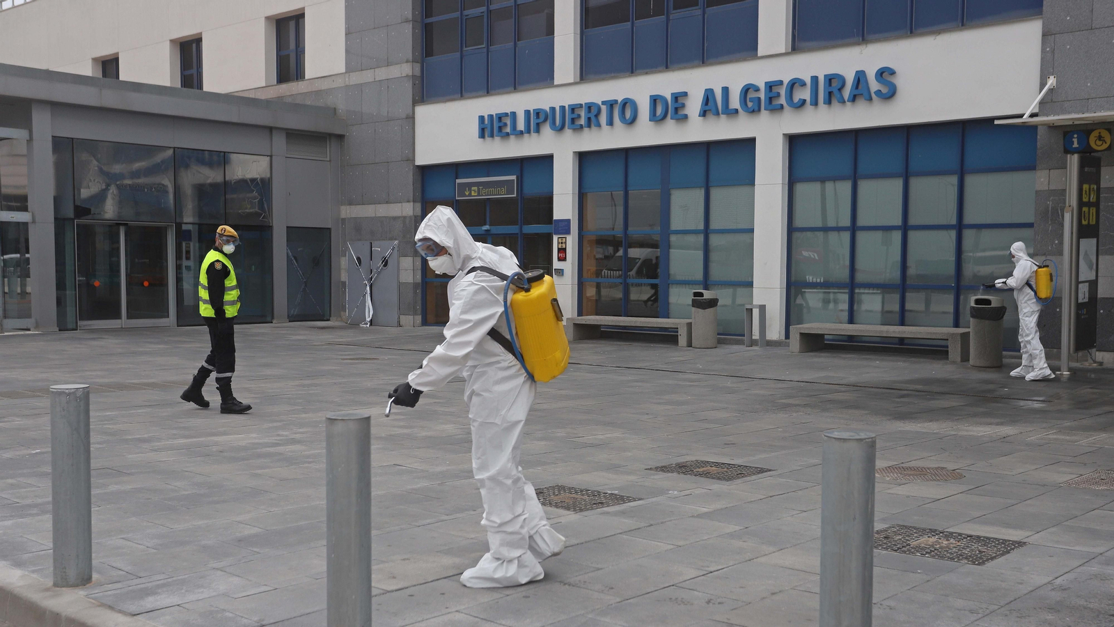 Fotos del despliegue de la UME en el puerto de Algeciras contra el coronavirus