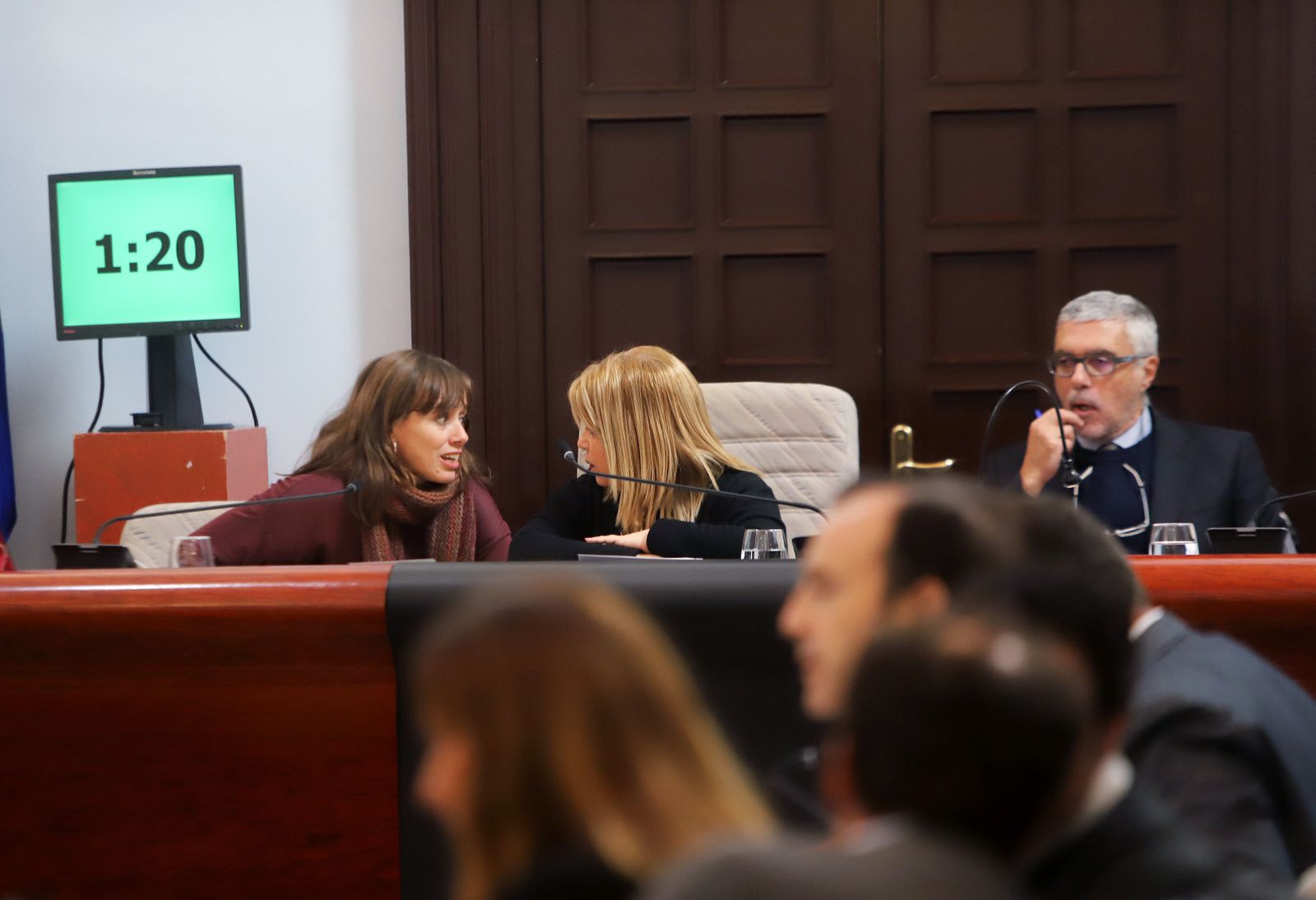 La alcaldesa conversa con la delegada de Economía durante el pleno.