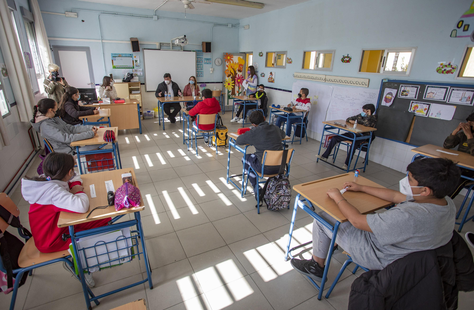 El alcalde de Huelva charla con los pequeños del colegio Juan Ramón Jiménez.