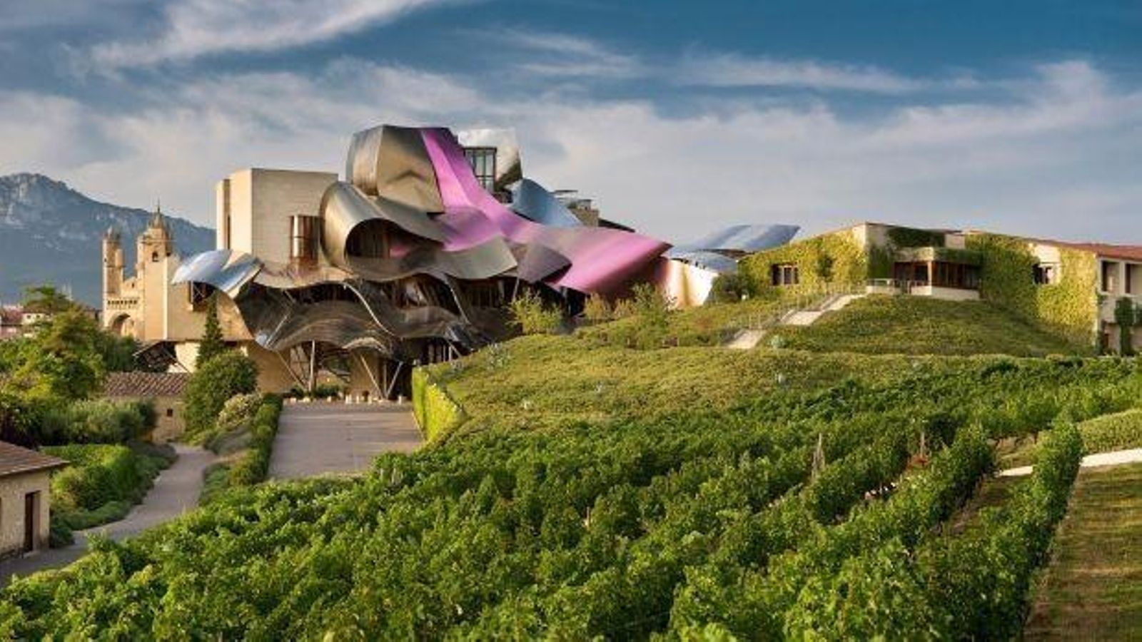 Herederos de Marqués de Riscal, la bodega de la Rioja Alavesa elegida la mejor del mundo.