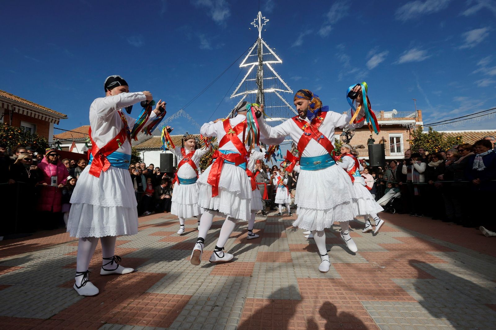 La Danza de los Locos y el Baile del Oso de Fuente Carreteros, en imágenes