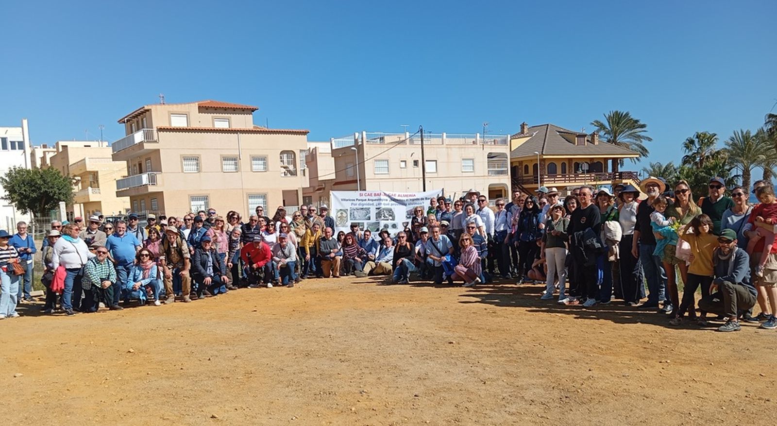 Integrantes de la manifestación en Villaricos por la construcción de viviendas en el antiguo puerto fenicio de Baria.