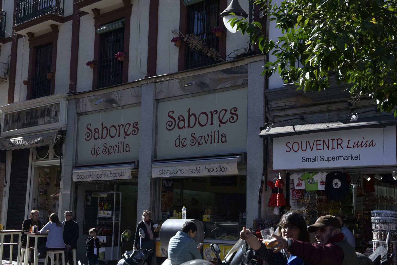 Varios establecimientos en la Plaza del Salvador.