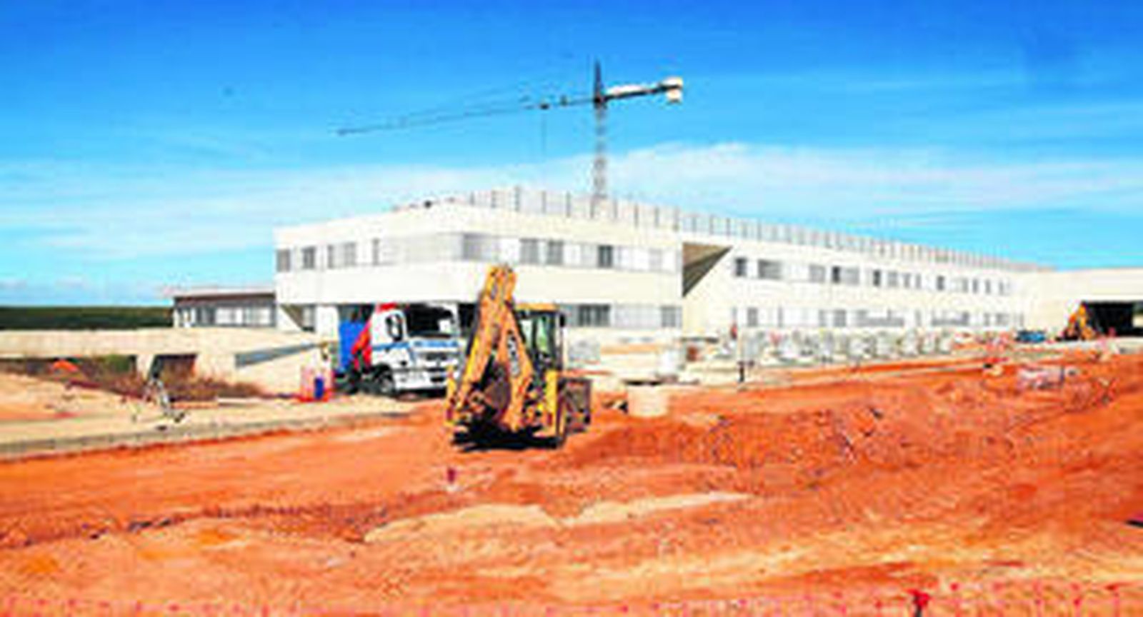 Imagen del hospital de Lepe, poco antes de su finalización.